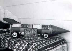 rocketcar.jpg (16475 bytes) rocketcar.jpg (16475 bytes)